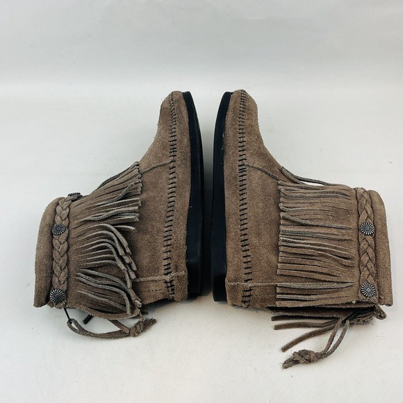 Womens 6 Minnetonka Moccasin Boots Gray Suede Fringe Back Zip High Top Medallion - Picture 6 of 8